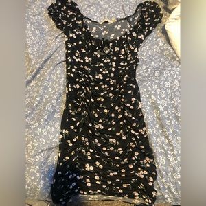 Cute floral dress size small , shapes body once on.